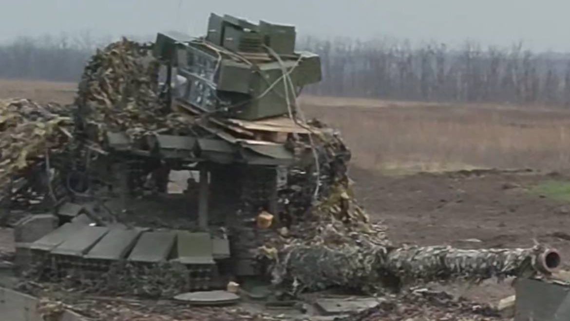 Ukrajinci zajali ruský tank s podivnou soupravou na střeše. Nepomohla mu